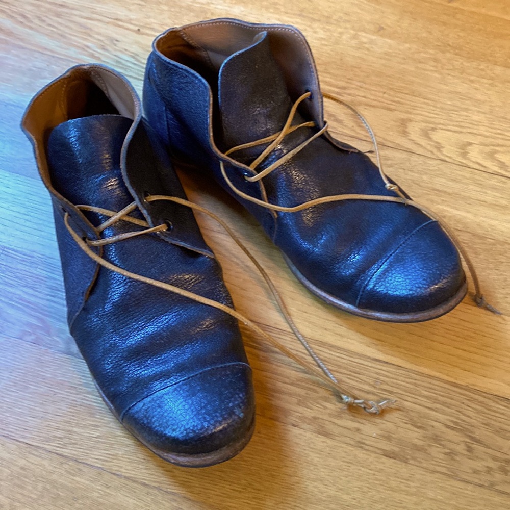 Nice stylish Cydwoq navy blue shoes!